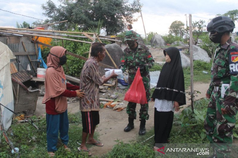 TNI gelar bhakti sosial bantu warga terdampak COVID-19