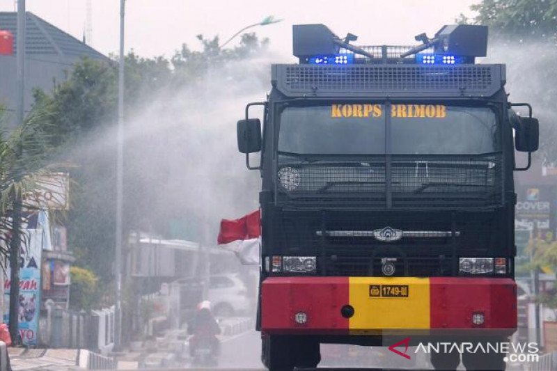 Padang Panjang bersama Brimob semprot disinfektan untuk memutus penularan COVID-19