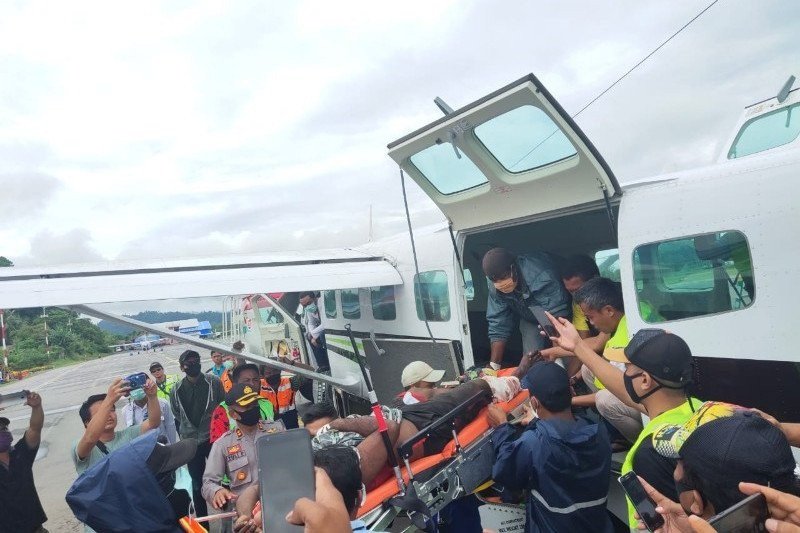Seorang petugas kesehatan yang jadi korban KKB di Wandai dievakuasi ke Nabire