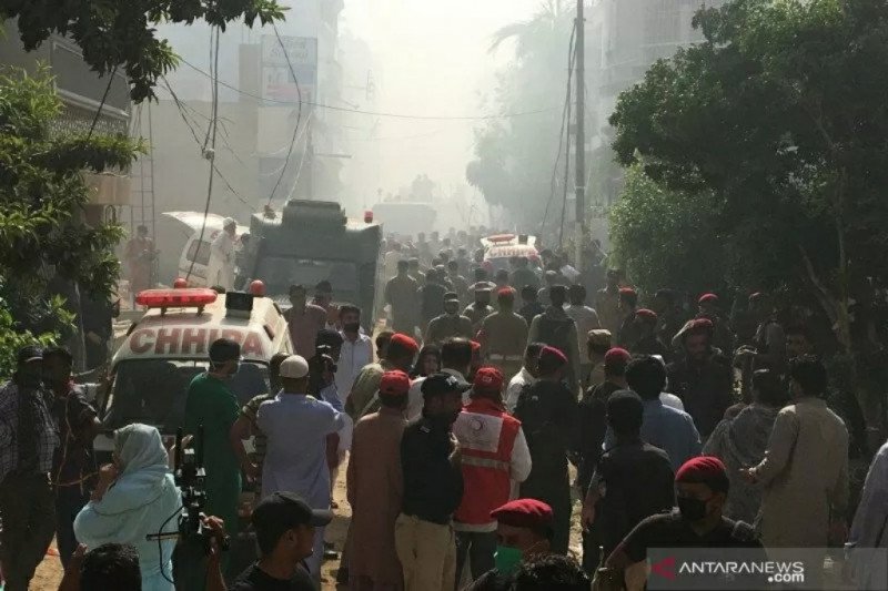 Pesawat Pakistan angkut 100 orang jatuh di Karachi