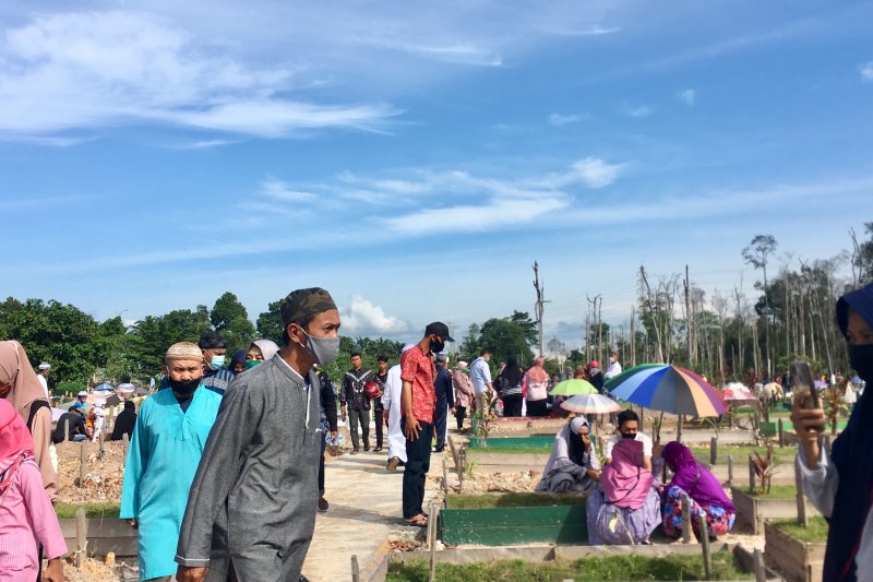 Peziarah padati taman pemakaman Temiang Batam