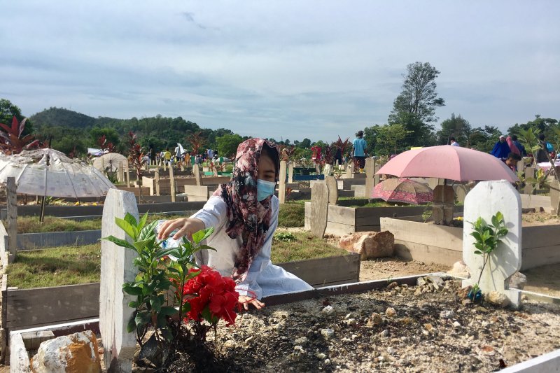 Peziarah padati taman pemakaman Temiang Batam