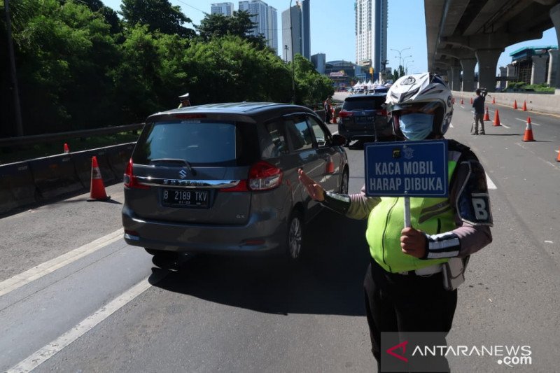 Arus kendaraan di tol Jakarta-Cikampek lengang