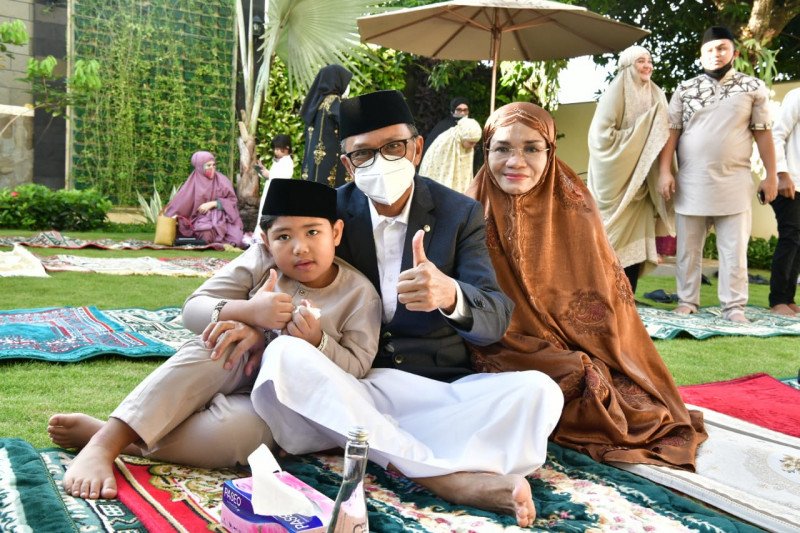 Gubernur Sulsel dan keluarga shalat Idul Fitri di kediaman pribadi