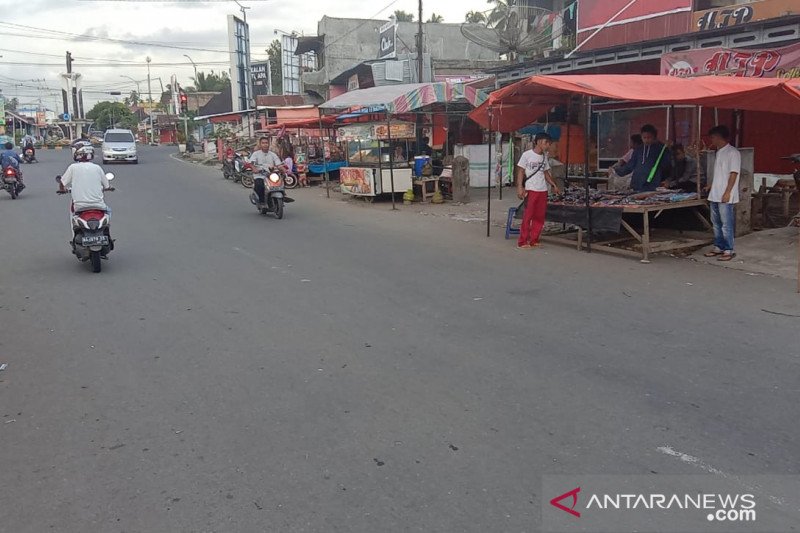 Hari pertama lebaran di Simpang Empat , pertokoan banyak tutup dan lalu-lintas sepi