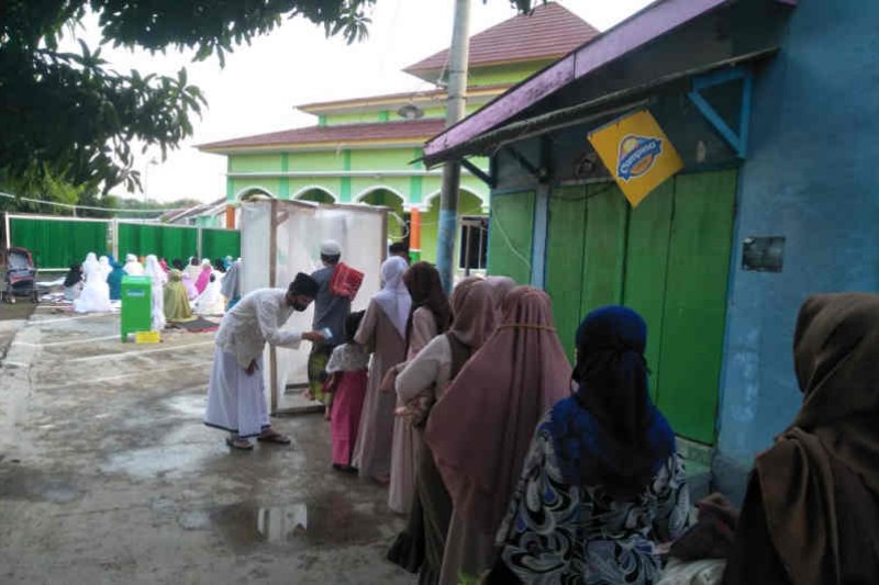 Warga Cirebon laksanakan protokol kesehatan saat Shalat Id