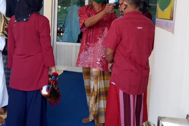 Jamaah Masjid Raya Pasar Lama Lubukbasung Agam cek suhu sebelum Shalat Id