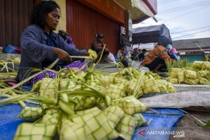 Omzet pedagang kulit ketupat menurun