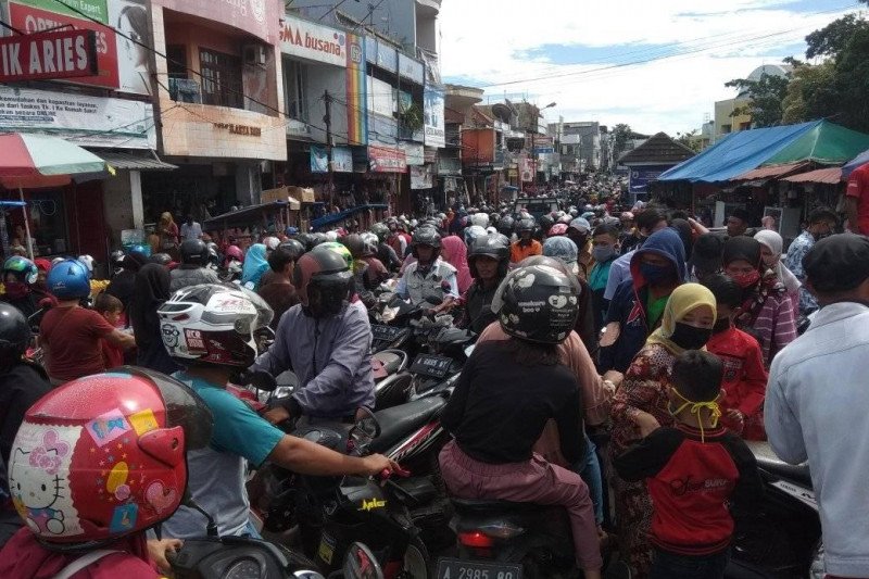 Setelah terjadi penumpukan pengunjung, Pemkab Lebak tutup pusat perbelanjaan Rabinza