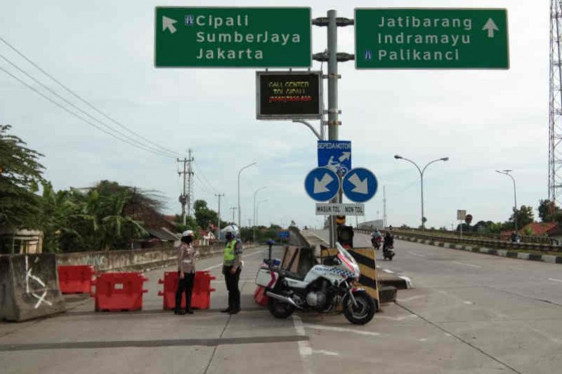 Polresta Cirebon batasi akses pintu tol menuju Jakarta