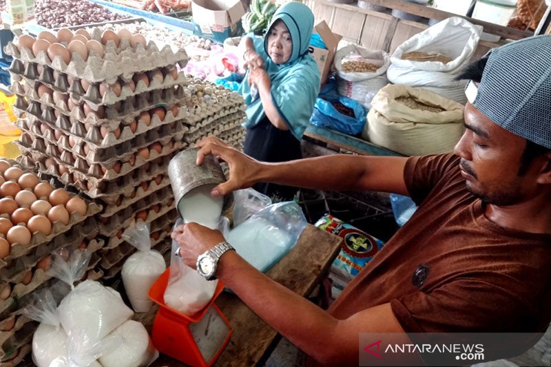 Sejumlah harga kebutuhan pokok di Pariaman turun pascalebaran