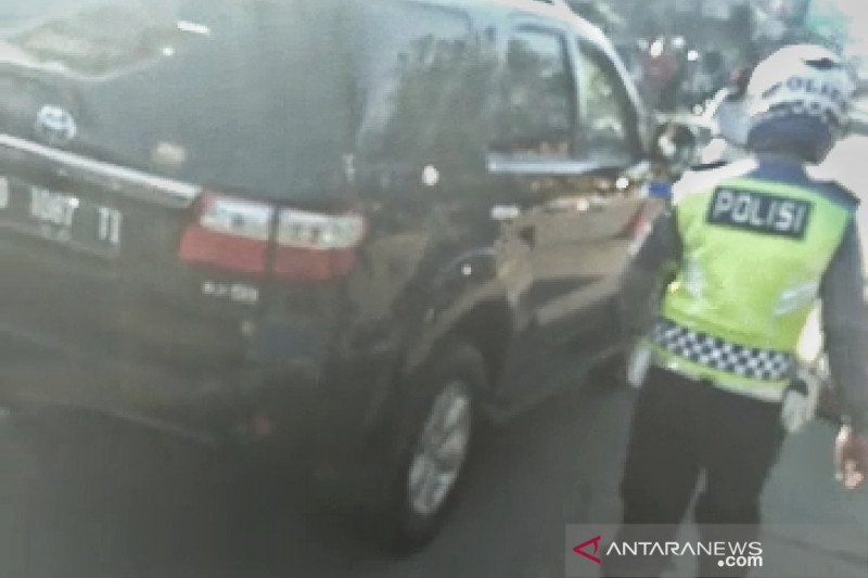 Polisi ngamuk di Pos PSBB Bandung berniat kunjungi orang tua