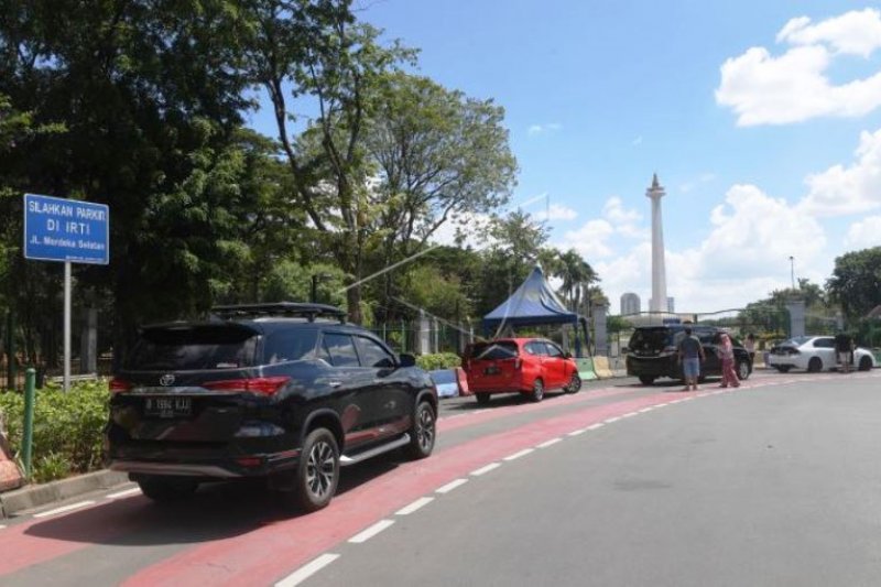 Warga kunjungi Monas Dari Luar Pagar