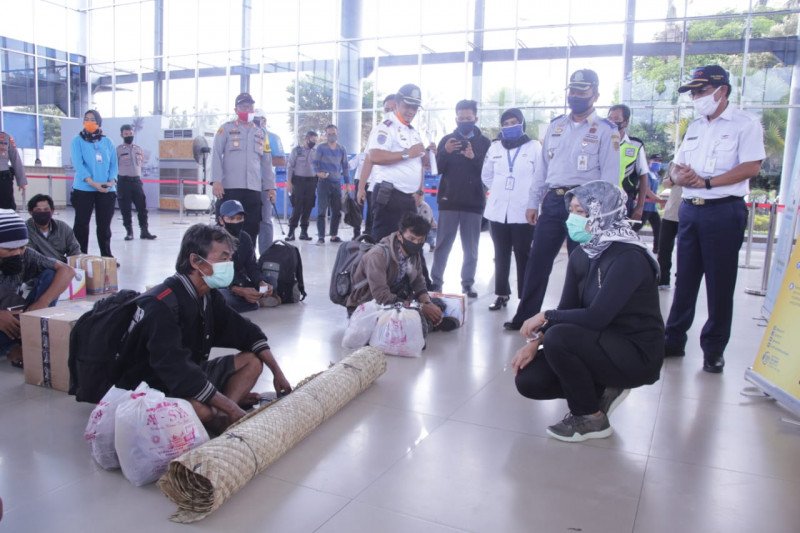 Petugas di Posko Pelabuhan Bakauheni periksa kelengkapan surat calon penumpang