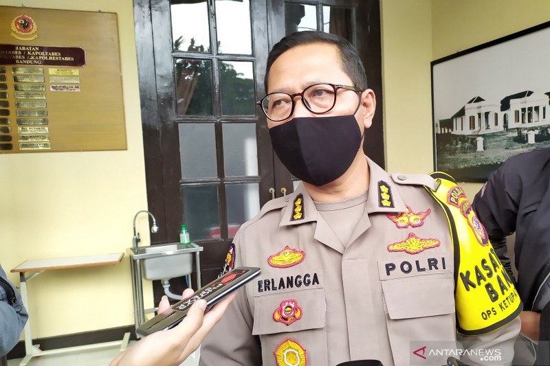 Polisi tak dilengkapi senjata saat penjagaan  normal baru di Jawa Barat