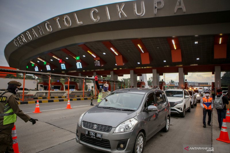 Kendaraan lintasi gerbang tol Cikampek Utama berlipat ganda pada libur panjang