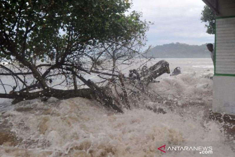 GELOMBANG PASANG DI PADANG