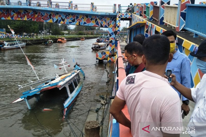 Gelombang tinggi terjang perairan Pariaman, empat kapal karam (Video)