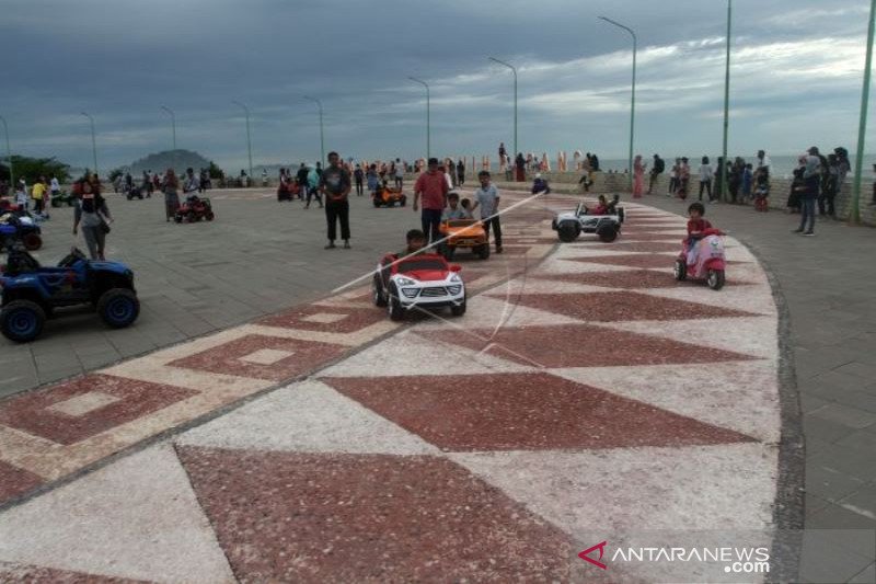 PANTAI PADANG DI PADATI PENGUNJUNG