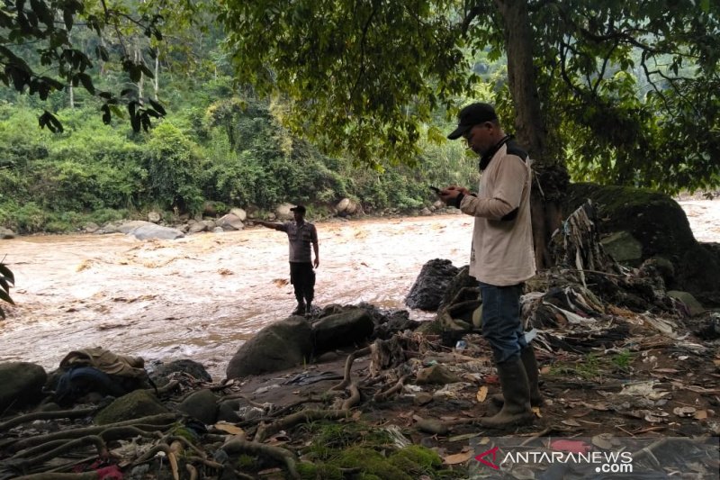 Seorang warga raib terseret arus Sungai Cimanuk di Garut