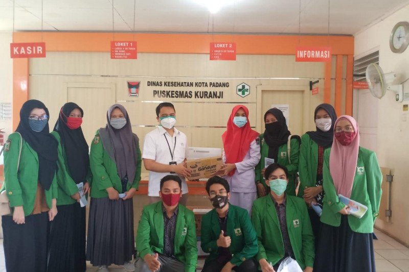 Mahasiswa FK Unand bagikan APD untuk puskesmas di Padang