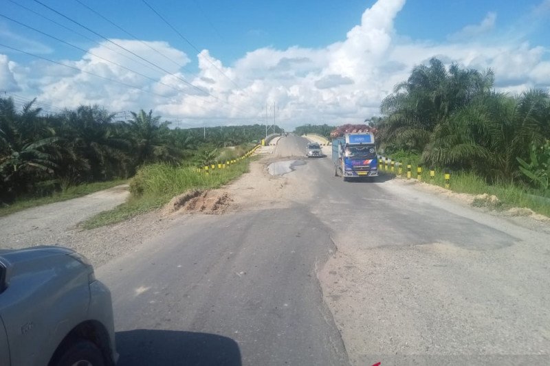 Jalan provinsi di Siak rusak parah dan melendut, gubernur disurati