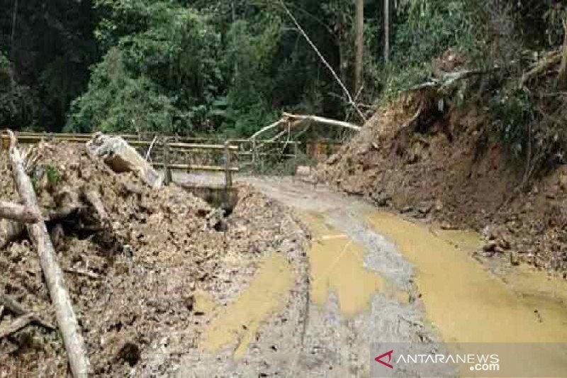 Poros jalan Sanginora-Napu sudah bisa dilewati kendaraan