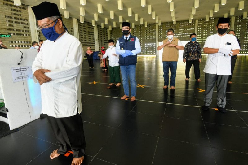 Gubernur Jabar  tinjau kesiapan normal baru di rumah ibadah zona biru