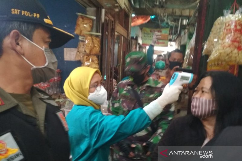 Petugas gabungan sosialisasikan aturan normal baru di pasar tradisional Garut