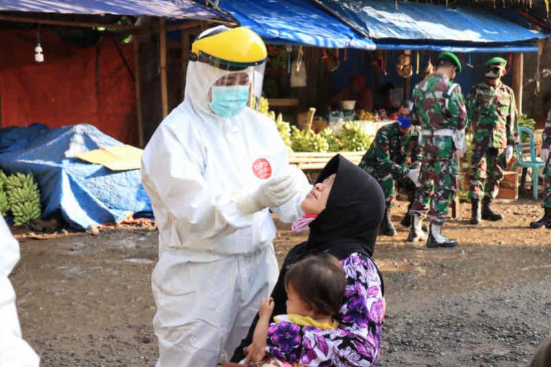 Pedagang dan pembeli pasar Indramayu dites swab massal