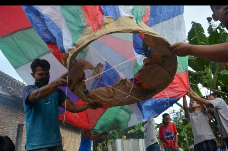 Tradisi menerbangkan balon udara di Jombang