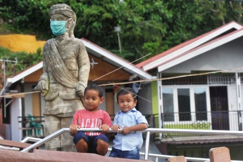 Patung Syamsul Bahri Dipasang Masker