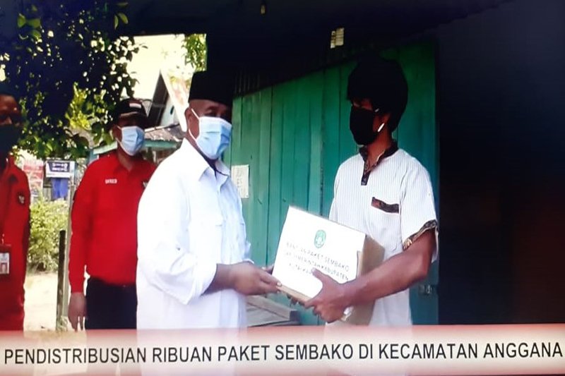 Penyaluran Bantuan Sembako di Kecamatan Anggana