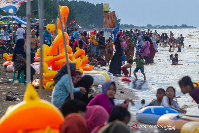 Saat Psbb Wisata Pantai Tanjungpakis Karawang Dipadati Pengunjung Antara News