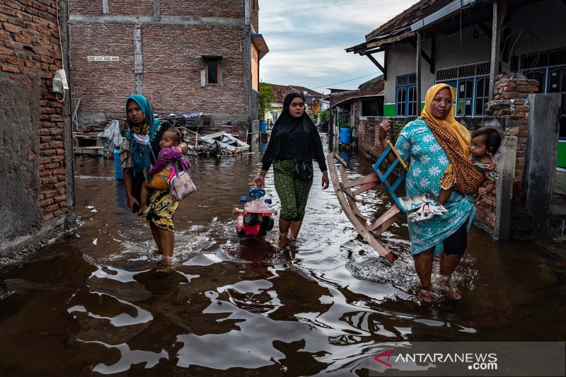 Waspadai banjir pesisir utara Jabar dampak ombak tinggi dan pasang maksimum