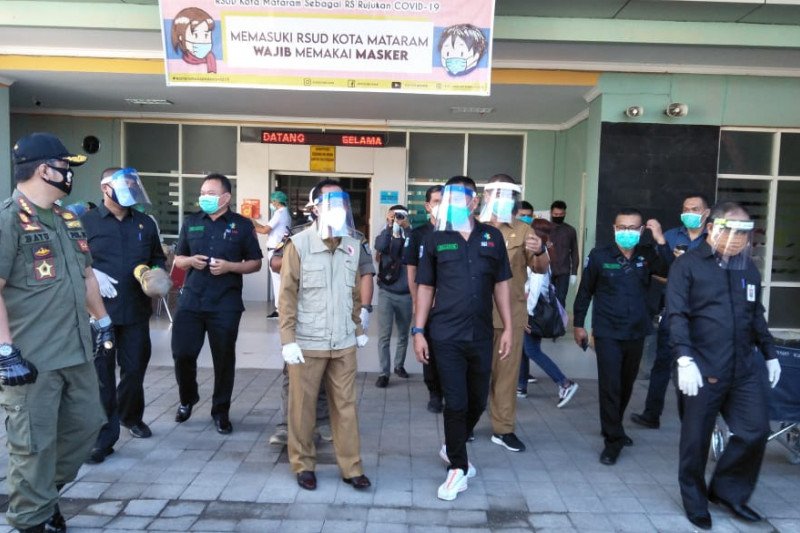 Wali Kota memantau penerapan protokol COVID-19 di RSUD Mataram