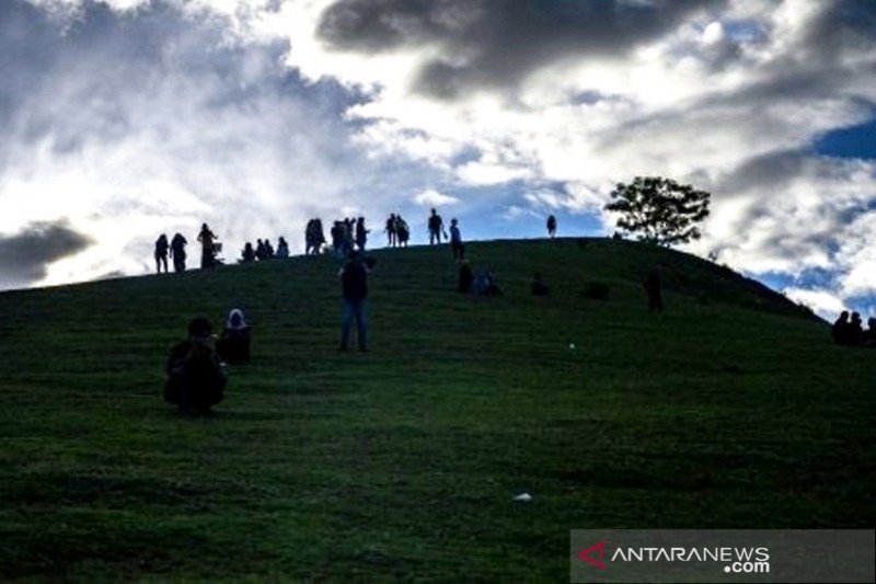 Pengunjung nikmati  wisata alam Bulu Tunda di Sigi