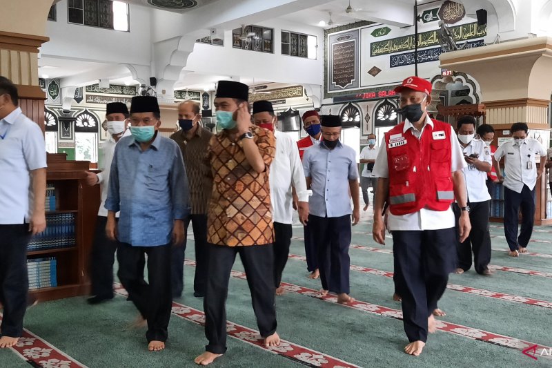 Ketua DMI Jusuf Kalla sarankan tempat ibadah lebih dulu dibuka