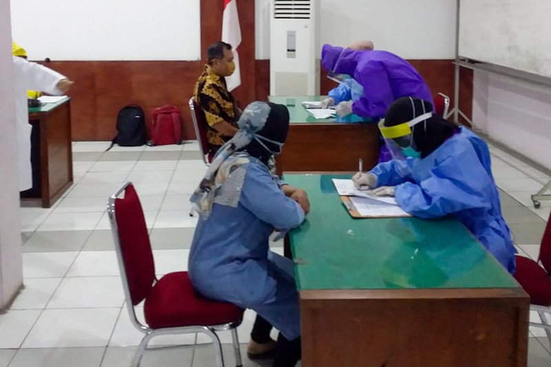 Tes cepat acak pada hari pertama di Yogyakarta sasar 100 pedagang - ANTARA News Yogyakarta ...