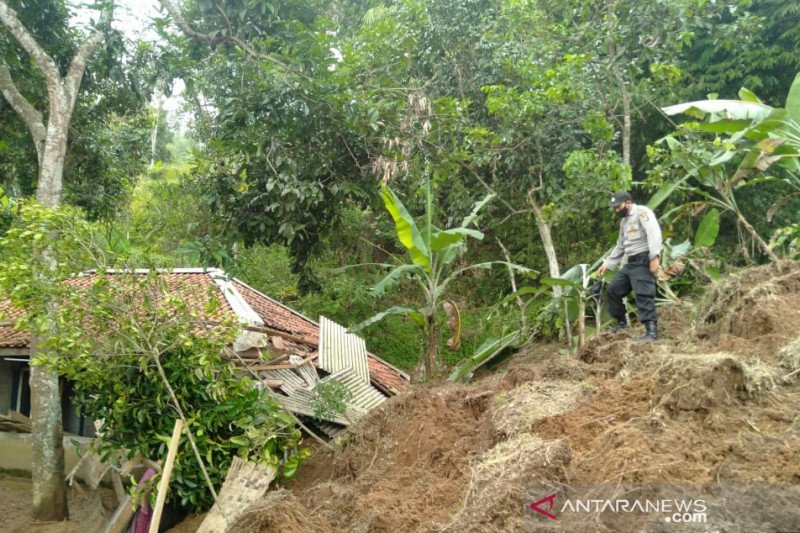 Puluhan KK di Campaka Cianjur mengungsi akibat longsor