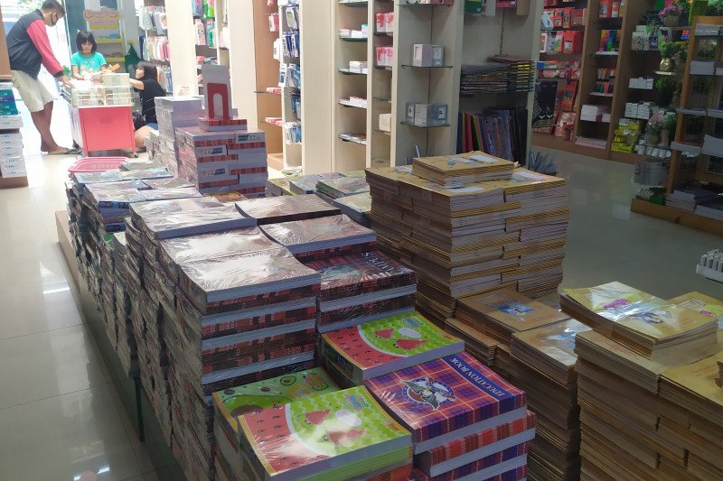 Jelang tahun ajaran baru pedagang perlengkapan sekolah masih sepi pembeli