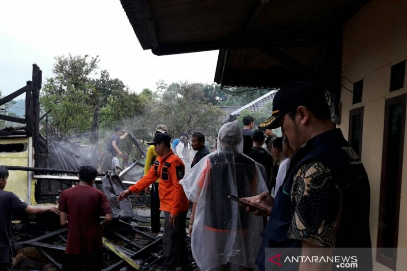 Diduga arus pendek listrik, rumah warga Sukawargi Cianjur terbakar
