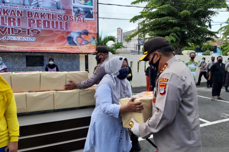 Kapolda Kaltara bagikan paket sembako ke warga