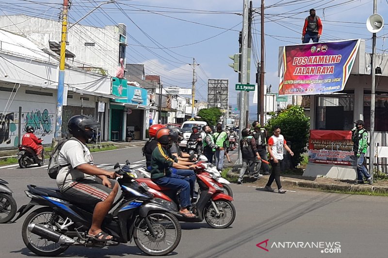 Polresta Banyumas - komunitas ojol dirikan Poskamling Jalan Raya