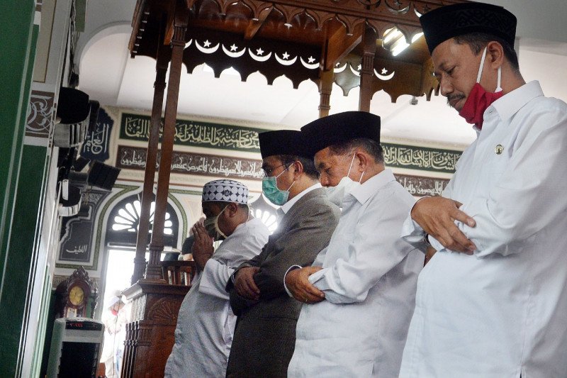 Jusuf Kalla dan sejumlah tokoh salat Jumat perdana di Masjid Al-Azhar