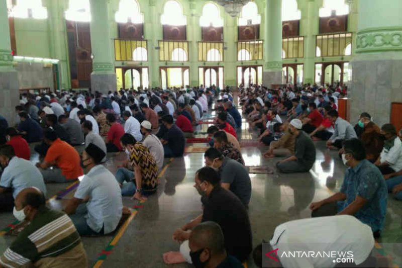 Protokol kesehatan diterapkan saat Shalat Jumat di masjid Cirebon