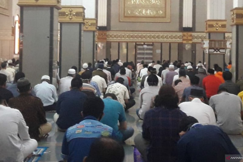 Masjid Cianjur terapkan protokol kesehatan saat shalat berjamaah