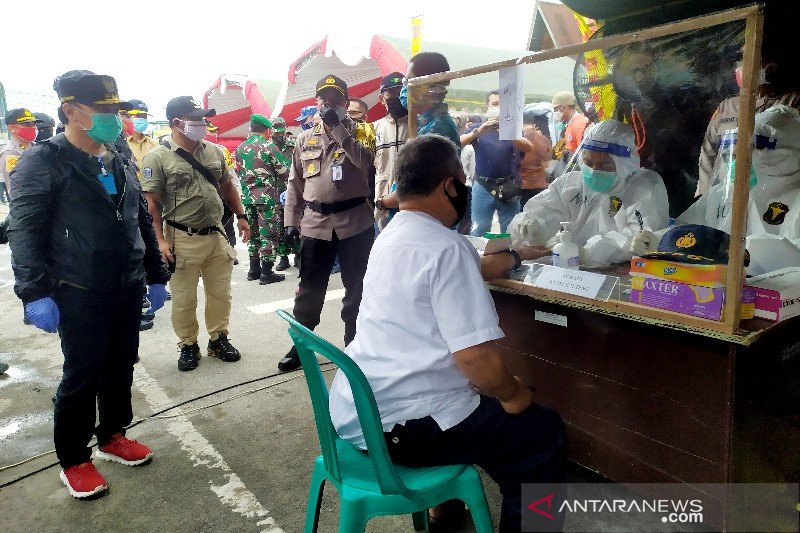 Gubernur pantau langsung tes cepat massal di Kobar