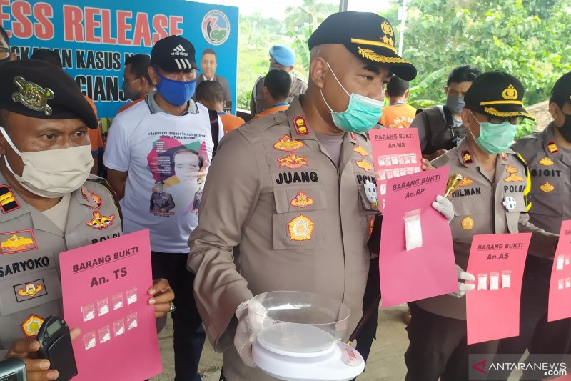 Polres Cianjur tangkap 10 orang terduga bandar sabu-sabu dan ganja