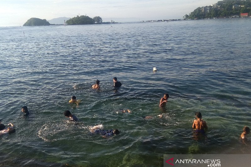 Warga Jayapura Mulai Beraktivitas di Pantai